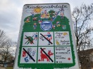Foto: Schild am Spielplatz beklebt 