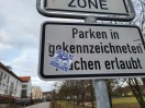 Foto: Parkschild beklebt 