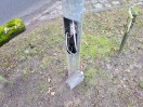 Foto: Straßenlampe offen, Kabel freiliegend 