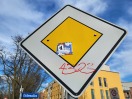 Foto: Verkehrsschild beklebt 