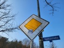 Foto: Verkehrsschild beklebt 