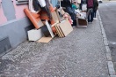 Foto: Gehweg und Bushaltestelle versperrt  