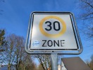 Foto: Verkehrsschild beklebt 