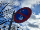 Foto: Verkehrsschild beklebt 