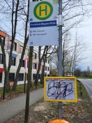 Foto: Schilder an Bushaltestelle beklebt und verschmiert 