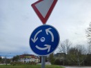 Foto: Verkehrsschild am Kreisverkehr beklebt 
