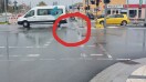 Foto: Scherben und Trümmer an der Mittelinsel der Kreuzung  