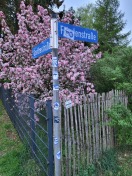 Foto: Straßenschild beklebt 