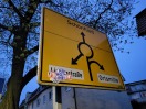 Foto: Verkehrsschild mehrfach beklebt 