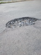 Foto:  E-Bus + Schlagloch 50 x 30 x 15 cm = Starke Vibrationen und Risse im Putz anliegender Häuser Höhe Wusterwitzer Str. 38 