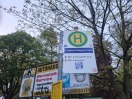 Foto: Schild an Bushaltestelle beklebt 