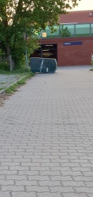 Foto: Umgekippter Altkleider-Container 