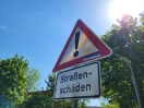 Foto: Verkehrsschild beklebt 