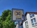 Foto: Verkehrsschild beklebt 