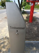 Foto: Trinkwasserspender vor dem Gesundheitszentrum Warthestraße  
