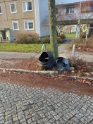 Foto: Altreifen an der Straße  