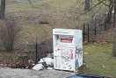 Foto: Überfüllter Altkleiderkontainer. 