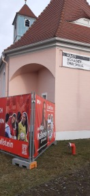 Foto: Wahlplakat vor Flachspiegelbrunnen 