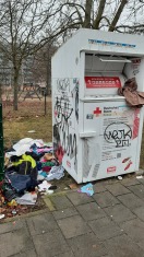 Foto: Überfüllter Altkleiderkontainer. 