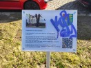 Foto: Hinweisschild am Stolperstein wurde beschmiert 
