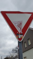 Foto: Beklebte Straßen und Wegschilder 
