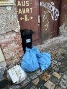 Foto: Drucker und 3 blaue Müllsäcke  