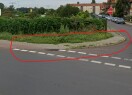 Foto: Gehweg ebenerdig zugewachsen Bereich Weg zur Bushaltestelle  