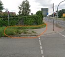Foto: B1/B102 - Gehweg ebenerdig zugewachsener - Zuverlässiger Rückschnitt erforderlich – Zanderstraße B1/B102 Bereich Vereinsstraße &amp; Klingenbergstraße 