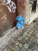 Foto: Wieder ein blauer Müllsack abgestellt  