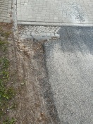 Foto: Unebenheit Fahrbahn/ Gehweg Straßburger Str./ Odessaer Str. 