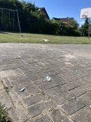 Foto: Glasscherben auf Kinderspielplatz 