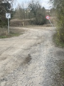 Foto: Verkehrsschild droht auf den Weg zu kippen 