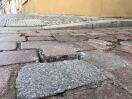 Foto: Unfallgefahr !!! Pflastersteine lose und hervorstehend 