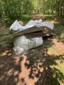 Foto: Müllablagerung Waldweg. 