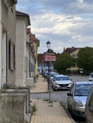 Foto: Verkehrsschild wurde um ein selbst entworfenes Plakat erweitert 