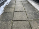 Foto: Lose / gehobene Gehwegplatten 