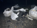 Foto: Viele sehr große Säcke mit Teer-Pappe auf dem Weg 