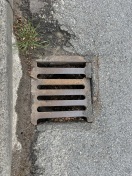 Foto: Kaputter Deckel Strassenentwässerung 