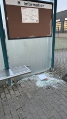 Foto: Zerbrochener Glaskasten an Haltestelle  