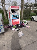 Foto: Geplünderter Altkleidercontainer  