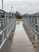 Foto: Wasser steht auf der Ersatzbrücke  
