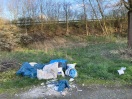 Foto: Bauabfälle am Wegesrand 