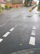 Foto: Erneuerung von verwitterten RMS-Furtmarkierungen am Saßlebener Weg erforderlich 
