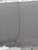 Foto: Riß in der Fahrbahndecke  