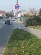 Foto: Mülltonnen auf Geh - und Radwegen  