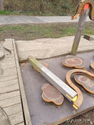 Foto: Zerstörerung von Spielgerät am Mauerwege  