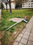 Foto: Verkehrsschild umgekippt 