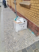 Foto: Karton mit Müll 
