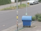 Foto: Herrenlose blaue Abfalltonne 