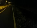Foto: Verletzung von Verkehrssicherungspflichten durch fehlende Abstursicherung des Geh-Radwegs an steiler Gewässerböschung 